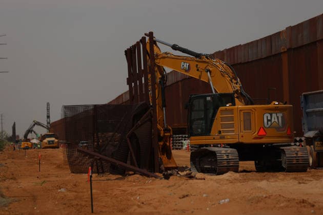 Double steel wall construction underway at U.S.-Mexico Border CIUDAD JUAREZ , MEXICO - AUGUST 6: Construction workers install a new black double-steel barrier replacing sections of the old metal fence along the U.S.-Mexico border between Santa Teresa, New Mexico, and Ciudad Juárez, Chihuahua, Mexico, on August 6, 2026. The new infrastructure is part of ongoing efforts to reinforce the border barrier system. Christian Torres Anadolu Ciudad juarez Mexico. Editorial use only. Please get in touch for any other usage.  Copyright: x2026xAnadoluxChristianxTorresx