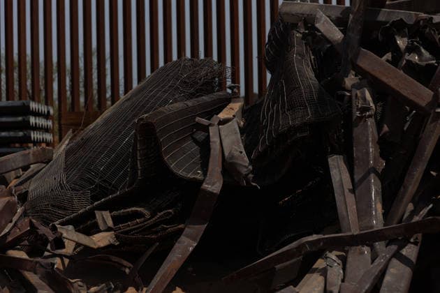 Double steel wall construction underway at U.S.-Mexico Border CIUDAD JUAREZ , MEXICO - AUGUST 6: Construction workers install a new black double-steel barrier replacing sections of the old metal fence along the U.S.-Mexico border between Santa Teresa, New Mexico, and Ciudad Juárez, Chihuahua, Mexico, on August 6, 2026. The new infrastructure is part of ongoing efforts to reinforce the border barrier system. Christian Torres Anadolu Ciudad juarez Mexico. Editorial use only. Please get in touch for any other usage.  Copyright: x2026xAnadoluxChristianxTorresx