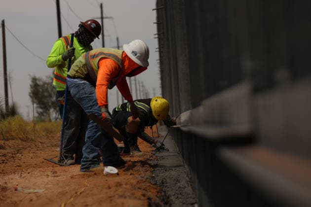 Double steel wall construction underway at U.S.-Mexico Border CIUDAD JUAREZ , MEXICO - AUGUST 6: Construction workers install a new black double-steel barrier replacing sections of the old metal fence along the U.S.-Mexico border between Santa Teresa, New Mexico, and Ciudad Juárez, Chihuahua, Mexico, on August 6, 2026. The new infrastructure is part of ongoing efforts to reinforce the border barrier system. Christian Torres Anadolu Ciudad juarez Mexico. Editorial use only. Please get in touch for any other usage.  Copyright: x2026xAnadoluxChristianxTorresx