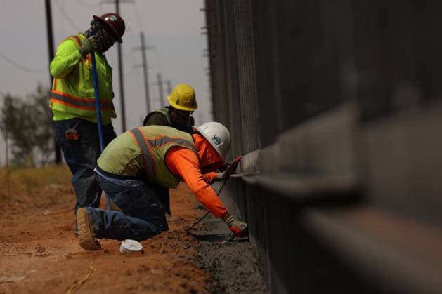Double steel wall construction underway at U.S.-Mexico Border CIUDAD JUAREZ , MEXICO - AUGUST 6: Construction workers install a new black double-steel barrier replacing sections of the old metal fence along the U.S.-Mexico border between Santa Teresa, New Mexico, and Ciudad Juárez, Chihuahua, Mexico, on August 6, 2026. The new infrastructure is part of ongoing efforts to reinforce the border barrier system. Christian Torres Anadolu Ciudad juarez Mexico. Editorial use only. Please get in touch for any other usage.  Copyright: x2026xAnadoluxChristianxTorresx