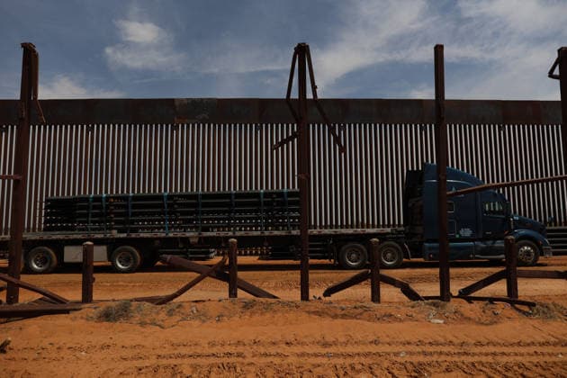 Double steel wall construction underway at U.S.-Mexico Border CIUDAD JUAREZ , MEXICO - AUGUST 6: Construction workers install a new black double-steel barrier replacing sections of the old metal fence along the U.S.-Mexico border between Santa Teresa, New Mexico, and Ciudad Juárez, Chihuahua, Mexico, on August 6, 2026. The new infrastructure is part of ongoing efforts to reinforce the border barrier system. Christian Torres Anadolu Ciudad juarez Mexico. Editorial use only. Please get in touch for any other usage.  Copyright: x2026xAnadoluxChristianxTorresx