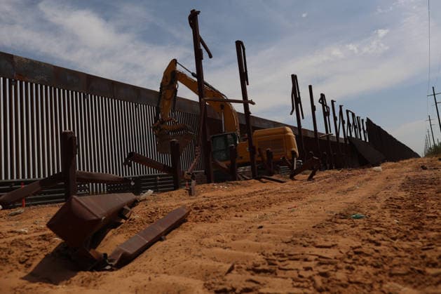 Double steel wall construction underway at U.S.-Mexico Border CIUDAD JUAREZ , MEXICO - AUGUST 6: Construction workers install a new black double-steel barrier replacing sections of the old metal fence along the U.S.-Mexico border between Santa Teresa, New Mexico, and Ciudad Juárez, Chihuahua, Mexico, on August 6, 2026. The new infrastructure is part of ongoing efforts to reinforce the border barrier system. Christian Torres Anadolu Ciudad juarez Mexico. Editorial use only. Please get in touch for any other usage.  Copyright: x2026xAnadoluxChristianxTorresx