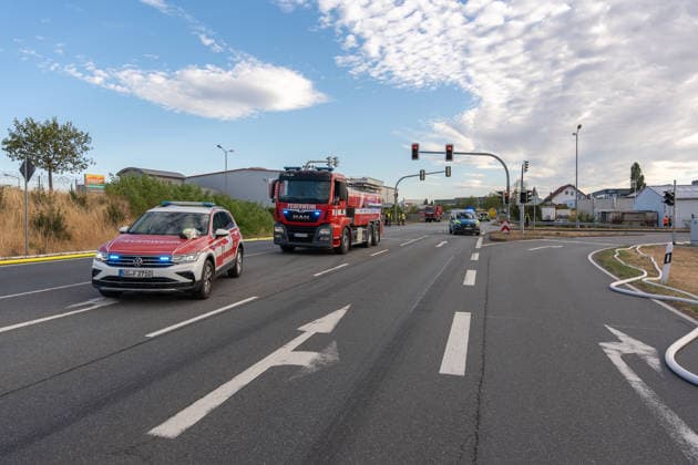 Großbrand in Entsorgungsbetrieb schwarze Rauchwolke kilometerweit sichtbar Am Donnerstagnachmittag, 06.08.2026, kam es gegen 16:20 Uhr zu einem Brand in einem Entsorgungsbetrieb im Gernsheimer Industriegebiet. Das Feuer breitete sich schnell aus. Eine große schwarze Rauchwolke stand über der Einsatzstelle und war kilometerweit sichtbar. Die Feuerwehren der Umgebung waren im Großeinsatz. Aufgrund der Löscharbeiten war die Bundesstraße 44 zwischen der Bundesstraße 426 und der Landstraße 3361 voll gesperrt. Gernsheim Hessen Deutschland *** Major Fire at Waste Management Facility; Black Cloud of Smoke Visible for Kilometers On Thursday afternoon, August 6, 2026, a fire broke out around 4:20 p.m. at a waste disposal facility in the