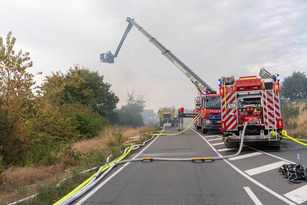 Großbrand in Entsorgungsbetrieb schwarze Rauchwolke kilometerweit sichtbar Am Donnerstagnachmittag, 06.08.2026, kam es gegen 16:20 Uhr zu einem Brand in einem Entsorgungsbetrieb im Gernsheimer Industriegebiet. Das Feuer breitete sich schnell aus. Eine große schwarze Rauchwolke stand über der Einsatzstelle und war kilometerweit sichtbar. Die Feuerwehren der Umgebung waren im Großeinsatz. Aufgrund der Löscharbeiten war die Bundesstraße 44 zwischen der Bundesstraße 426 und der Landstraße 3361 voll gesperrt. Gernsheim Hessen Deutschland *** Major Fire at Waste Management Facility; Black Cloud of Smoke Visible for Kilometers On Thursday afternoon, August 6, 2026, a fire broke out around 4:20 p.m. at a waste disposal facility in the