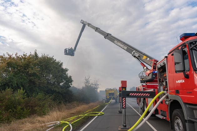Großbrand in Entsorgungsbetrieb schwarze Rauchwolke kilometerweit sichtbar Am Donnerstagnachmittag, 06.08.2026, kam es gegen 16:20 Uhr zu einem Brand in einem Entsorgungsbetrieb im Gernsheimer Industriegebiet. Das Feuer breitete sich schnell aus. Eine große schwarze Rauchwolke stand über der Einsatzstelle und war kilometerweit sichtbar. Die Feuerwehren der Umgebung waren im Großeinsatz. Aufgrund der Löscharbeiten war die Bundesstraße 44 zwischen der Bundesstraße 426 und der Landstraße 3361 voll gesperrt. Gernsheim Hessen Deutschland *** Major Fire at Waste Management Facility; Black Cloud of Smoke Visible for Kilometers On Thursday afternoon, August 6, 2026, a fire broke out around 4:20 p.m. at a waste disposal facility in the