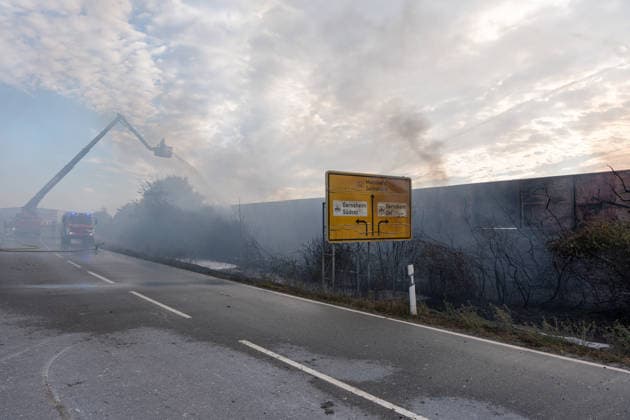 Großbrand in Entsorgungsbetrieb schwarze Rauchwolke kilometerweit sichtbar Am Donnerstagnachmittag, 06.08.2026, kam es gegen 16:20 Uhr zu einem Brand in einem Entsorgungsbetrieb im Gernsheimer Industriegebiet. Das Feuer breitete sich schnell aus. Eine große schwarze Rauchwolke stand über der Einsatzstelle und war kilometerweit sichtbar. Die Feuerwehren der Umgebung waren im Großeinsatz. Aufgrund der Löscharbeiten war die Bundesstraße 44 zwischen der Bundesstraße 426 und der Landstraße 3361 voll gesperrt. Gernsheim Hessen Deutschland *** Major Fire at Waste Management Facility; Black Cloud of Smoke Visible for Kilometers On Thursday afternoon, August 6, 2026, a fire broke out around 4:20 p.m. at a waste disposal facility in the