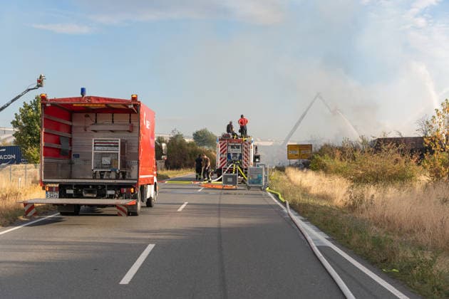 Großbrand in Entsorgungsbetrieb schwarze Rauchwolke kilometerweit sichtbar Am Donnerstagnachmittag, 06.08.2026, kam es gegen 16:20 Uhr zu einem Brand in einem Entsorgungsbetrieb im Gernsheimer Industriegebiet. Das Feuer breitete sich schnell aus. Eine große schwarze Rauchwolke stand über der Einsatzstelle und war kilometerweit sichtbar. Die Feuerwehren der Umgebung waren im Großeinsatz. Aufgrund der Löscharbeiten war die Bundesstraße 44 zwischen der Bundesstraße 426 und der Landstraße 3361 voll gesperrt. Gernsheim Hessen Deutschland *** Major Fire at Waste Management Facility; Black Cloud of Smoke Visible for Kilometers On Thursday afternoon, August 6, 2026, a fire broke out around 4:20 p.m. at a waste disposal facility in the