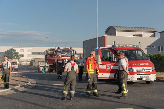 Großbrand in Entsorgungsbetrieb schwarze Rauchwolke kilometerweit sichtbar Am Donnerstagnachmittag, 06.08.2026, kam es gegen 16:20 Uhr zu einem Brand in einem Entsorgungsbetrieb im Gernsheimer Industriegebiet. Das Feuer breitete sich schnell aus. Eine große schwarze Rauchwolke stand über der Einsatzstelle und war kilometerweit sichtbar. Die Feuerwehren der Umgebung waren im Großeinsatz. Aufgrund der Löscharbeiten war die Bundesstraße 44 zwischen der Bundesstraße 426 und der Landstraße 3361 voll gesperrt. Gernsheim Hessen Deutschland *** Major Fire at Waste Management Facility; Black Cloud of Smoke Visible for Kilometers On Thursday afternoon, August 6, 2026, a fire broke out around 4:20 p.m. at a waste disposal facility in the