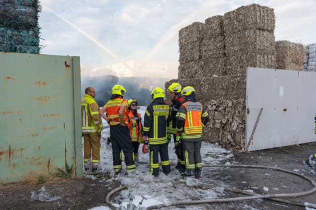 Großbrand in Entsorgungsbetrieb schwarze Rauchwolke kilometerweit sichtbar Am Donnerstagnachmittag, 06.08.2026, kam es gegen 16:20 Uhr zu einem Brand in einem Entsorgungsbetrieb im Gernsheimer Industriegebiet. Das Feuer breitete sich schnell aus. Eine große schwarze Rauchwolke stand über der Einsatzstelle und war kilometerweit sichtbar. Die Feuerwehren der Umgebung waren im Großeinsatz. Aufgrund der Löscharbeiten war die Bundesstraße 44 zwischen der Bundesstraße 426 und der Landstraße 3361 voll gesperrt. Gernsheim Hessen Deutschland *** Major Fire at Waste Management Facility; Black Cloud of Smoke Visible for Kilometers On Thursday afternoon, August 6, 2026, a fire broke out around 4:20 p.m. at a waste disposal facility in the