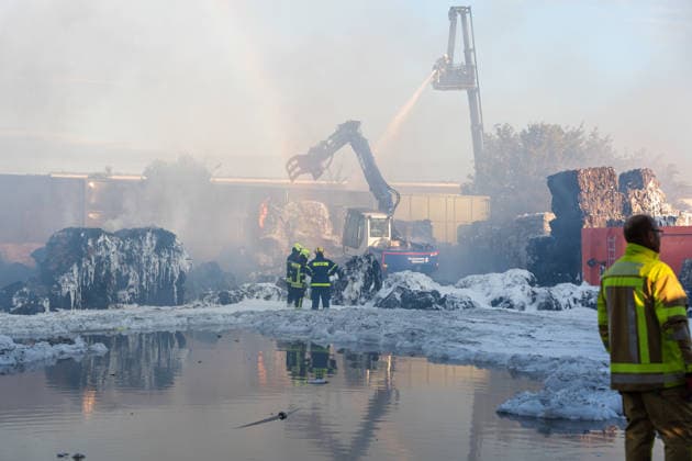 Großbrand in Entsorgungsbetrieb schwarze Rauchwolke kilometerweit sichtbar Am Donnerstagnachmittag, 06.08.2026, kam es gegen 16:20 Uhr zu einem Brand in einem Entsorgungsbetrieb im Gernsheimer Industriegebiet. Das Feuer breitete sich schnell aus. Eine große schwarze Rauchwolke stand über der Einsatzstelle und war kilometerweit sichtbar. Die Feuerwehren der Umgebung waren im Großeinsatz. Aufgrund der Löscharbeiten war die Bundesstraße 44 zwischen der Bundesstraße 426 und der Landstraße 3361 voll gesperrt. Gernsheim Hessen Deutschland *** Major Fire at Waste Management Facility; Black Cloud of Smoke Visible for Kilometers On Thursday afternoon, August 6, 2026, a fire broke out around 4:20 p.m. at a waste disposal facility in the