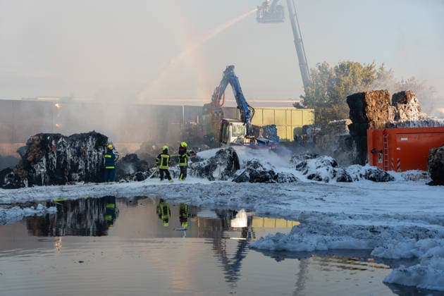 Großbrand in Entsorgungsbetrieb schwarze Rauchwolke kilometerweit sichtbar Am Donnerstagnachmittag, 06.08.2026, kam es gegen 16:20 Uhr zu einem Brand in einem Entsorgungsbetrieb im Gernsheimer Industriegebiet. Das Feuer breitete sich schnell aus. Eine große schwarze Rauchwolke stand über der Einsatzstelle und war kilometerweit sichtbar. Die Feuerwehren der Umgebung waren im Großeinsatz. Aufgrund der Löscharbeiten war die Bundesstraße 44 zwischen der Bundesstraße 426 und der Landstraße 3361 voll gesperrt. Gernsheim Hessen Deutschland *** Major Fire at Waste Management Facility; Black Cloud of Smoke Visible for Kilometers On Thursday afternoon, August 6, 2026, a fire broke out around 4:20 p.m. at a waste disposal facility in the