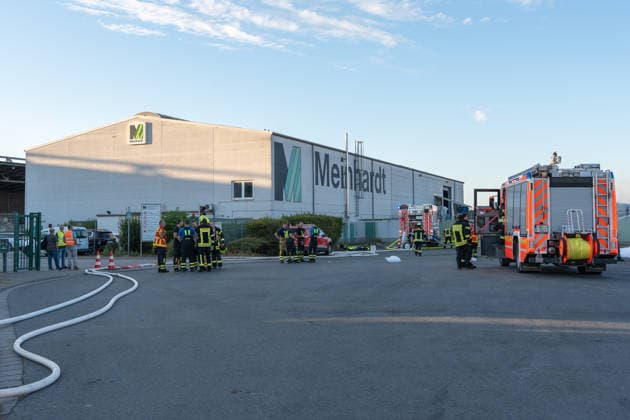 Großbrand in Entsorgungsbetrieb schwarze Rauchwolke kilometerweit sichtbar Am Donnerstagnachmittag, 06.08.2026, kam es gegen 16:20 Uhr zu einem Brand in einem Entsorgungsbetrieb im Gernsheimer Industriegebiet. Das Feuer breitete sich schnell aus. Eine große schwarze Rauchwolke stand über der Einsatzstelle und war kilometerweit sichtbar. Die Feuerwehren der Umgebung waren im Großeinsatz. Aufgrund der Löscharbeiten war die Bundesstraße 44 zwischen der Bundesstraße 426 und der Landstraße 3361 voll gesperrt. Gernsheim Hessen Deutschland *** Major Fire at Waste Management Facility; Black Cloud of Smoke Visible for Kilometers On Thursday afternoon, August 6, 2026, a fire broke out around 4:20 p.m. at a waste disposal facility in the
