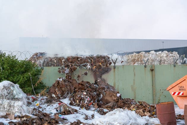 Großbrand in Entsorgungsbetrieb schwarze Rauchwolke kilometerweit sichtbar Am Donnerstagnachmittag, 06.08.2026, kam es gegen 16:20 Uhr zu einem Brand in einem Entsorgungsbetrieb im Gernsheimer Industriegebiet. Das Feuer breitete sich schnell aus. Eine große schwarze Rauchwolke stand über der Einsatzstelle und war kilometerweit sichtbar. Die Feuerwehren der Umgebung waren im Großeinsatz. Aufgrund der Löscharbeiten war die Bundesstraße 44 zwischen der Bundesstraße 426 und der Landstraße 3361 voll gesperrt. Gernsheim Hessen Deutschland *** Major Fire at Waste Management Facility; Black Cloud of Smoke Visible for Kilometers On Thursday afternoon, August 6, 2026, a fire broke out around 4:20 p.m. at a waste disposal facility in the