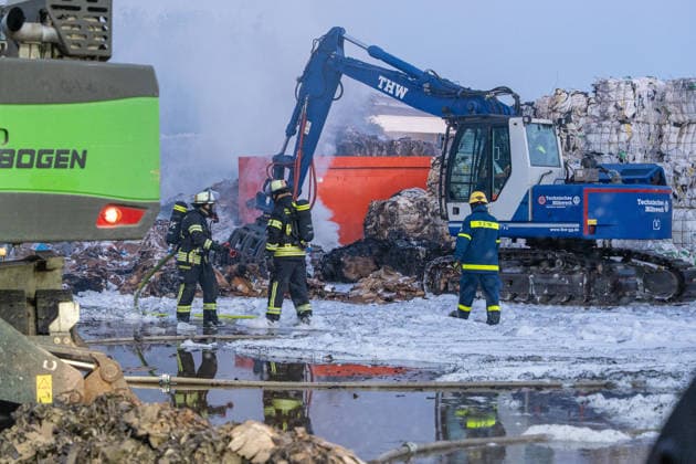 Großbrand in Entsorgungsbetrieb schwarze Rauchwolke kilometerweit sichtbar Am Donnerstagnachmittag, 06.08.2026, kam es gegen 16:20 Uhr zu einem Brand in einem Entsorgungsbetrieb im Gernsheimer Industriegebiet. Das Feuer breitete sich schnell aus. Eine große schwarze Rauchwolke stand über der Einsatzstelle und war kilometerweit sichtbar. Die Feuerwehren der Umgebung waren im Großeinsatz. Aufgrund der Löscharbeiten war die Bundesstraße 44 zwischen der Bundesstraße 426 und der Landstraße 3361 voll gesperrt. Gernsheim Hessen Deutschland *** Major Fire at Waste Management Facility; Black Cloud of Smoke Visible for Kilometers On Thursday afternoon, August 6, 2026, a fire broke out around 4:20 p.m. at a waste disposal facility in the