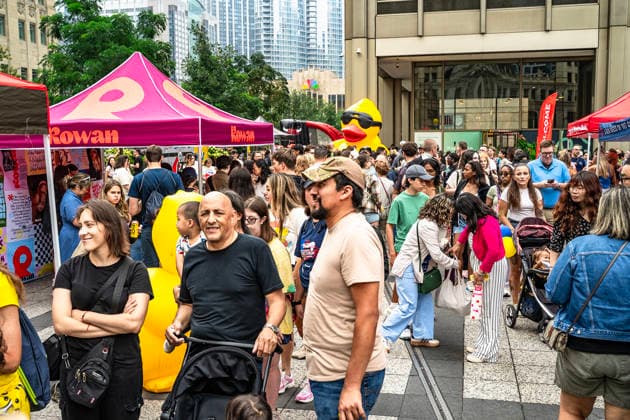 August 6, 2026, Chicago, Illinois, USA: 2026 Chicago Ducky Derby to benefit Special Olimpics. More than 90,000 rubber ducks were dumped into the Chicago River and later collected by the volunteers. Chicago USA - ZUMAk205 20260806_zmp_k205_003 Copyright: xSandraxKozintsevax