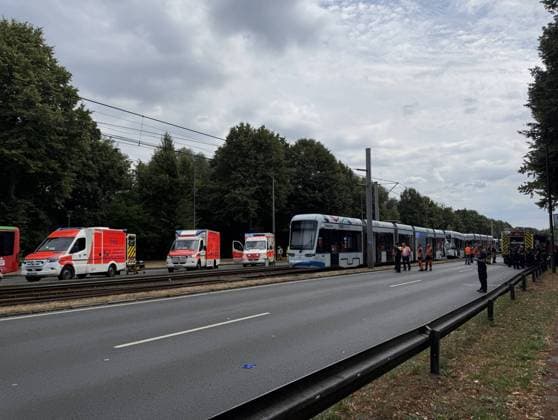 Straßenbahn stoßen zusammen - 2 in Lebensgefahr, 7 Schwer- und 14 Leichtverletzte, auch Kinder unter den Fahrgästen - Gelsenkirchen 7aIMG: 0568550 Nach Angaben des Pressesprechers der Polizei Gelsenkirchen, Florian Mühlenbrock, kam es am Donnerstag gegen 12:30 Uhr auf der Kurt-Schumacher-Straße in Gelsenkirchen zu einem Zusammenstoß zwischen zwei Straßenbahnen. Nach dem damaligen Ermittlungsstand stand eine Straßenbahn, als eine zweite auf sie auffuhr. Die Ursache des Unfalls war zunächst unklar und Gegenstand der Ermittlungen. Ein spezialisiertes Verkehrsunfallaufnahmeteam der Polizei Bochum übernahm gemeinsam mit der Polizei Gelsenkirchen die Spurensicherung. Zum Zeitpunkt des Interviews sprach die Polizei von 14 Leichtverletzten, sieb Copyright: 7aktuell.dex xMarcxGruber 0568550 20260806_7a_express_20260806_3279_568550