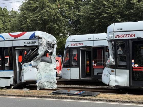 Straßenbahn stoßen zusammen - 2 in Lebensgefahr, 7 Schwer- und 14 Leichtverletzte, auch Kinder unter den Fahrgästen - Gelsenkirchen 7aIMG: 0568552 Nach Angaben des Pressesprechers der Polizei Gelsenkirchen, Florian Mühlenbrock, kam es am Donnerstag gegen 12:30 Uhr auf der Kurt-Schumacher-Straße in Gelsenkirchen zu einem Zusammenstoß zwischen zwei Straßenbahnen. Nach dem damaligen Ermittlungsstand stand eine Straßenbahn, als eine zweite auf sie auffuhr. Die Ursache des Unfalls war zunächst unklar und Gegenstand der Ermittlungen. Ein spezialisiertes Verkehrsunfallaufnahmeteam der Polizei Bochum übernahm gemeinsam mit der Polizei Gelsenkirchen die Spurensicherung. Zum Zeitpunkt des Interviews sprach die Polizei von 14 Leichtverletzten, sieb Copyright: 7aktuell.dex xMarcxGruber 0568552 20260806_7a_express_20260806_3279_568552