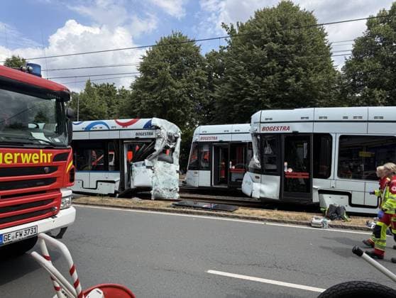 Straßenbahn stoßen zusammen - 2 in Lebensgefahr, 7 Schwer- und 14 Leichtverletzte, auch Kinder unter den Fahrgästen - Gelsenkirchen 7aIMG: 0568555 Nach Angaben des Pressesprechers der Polizei Gelsenkirchen, Florian Mühlenbrock, kam es am Donnerstag gegen 12:30 Uhr auf der Kurt-Schumacher-Straße in Gelsenkirchen zu einem Zusammenstoß zwischen zwei Straßenbahnen. Nach dem damaligen Ermittlungsstand stand eine Straßenbahn, als eine zweite auf sie auffuhr. Die Ursache des Unfalls war zunächst unklar und Gegenstand der Ermittlungen. Ein spezialisiertes Verkehrsunfallaufnahmeteam der Polizei Bochum übernahm gemeinsam mit der Polizei Gelsenkirchen die Spurensicherung. Zum Zeitpunkt des Interviews sprach die Polizei von 14 Leichtverletzten, sieb Copyright: 7aktuell.dex xMarcxGruber 0568555 20260806_7a_express_20260806_3279_568555