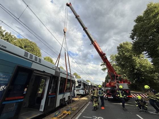 Straßenbahn stoßen zusammen - 2 in Lebensgefahr, 7 Schwer- und 14 Leichtverletzte, auch Kinder unter den Fahrgästen - Gelsenkirchen 7aIMG: 0568575 Nach dem schweren Straßenbahnunfall auf der Kurt-Schumacher-Straße in Gelsenkirchen hat Oberbürgermeisterin Andrea Henze den Betroffenen ihre Anteilnahme ausgesprochen. Sie sprach von einem ganz schrecklichen Unfall , der sie tief betroffen mache. Die Stadt unterstütze den Einsatz gemeinsam mit der Feuerwehr und werde auch im Nachgang Hilfsangebote für Betroffene prüfen. Zu den Verletzten wollte Henze mit Verweis auf die laufende Lagebewertung keine weiteren Angaben machen. Feuerwehrleiter Ansgar Stening schilderte den Einsatzverlauf. Feuerwehr und Rettungsdienst wurden gegen 12:30 Uhr zunäch Copyright: 7aktuell.dex xMarcxGruber 0568575 20260806_7a_express_20260806_3279_568575