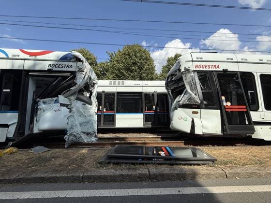 Straßenbahn stoßen zusammen - 2 in Lebensgefahr, 7 Schwer- und 14 Leichtverletzte, auch Kinder unter den Fahrgästen - Gelsenkirchen 7aIMG: 0568578 Nach dem schweren Straßenbahnunfall auf der Kurt-Schumacher-Straße in Gelsenkirchen hat Oberbürgermeisterin Andrea Henze den Betroffenen ihre Anteilnahme ausgesprochen. Sie sprach von einem ganz schrecklichen Unfall , der sie tief betroffen mache. Die Stadt unterstütze den Einsatz gemeinsam mit der Feuerwehr und werde auch im Nachgang Hilfsangebote für Betroffene prüfen. Zu den Verletzten wollte Henze mit Verweis auf die laufende Lagebewertung keine weiteren Angaben machen. Feuerwehrleiter Ansgar Stening schilderte den Einsatzverlauf. Feuerwehr und Rettungsdienst wurden gegen 12:30 Uhr zunäch Copyright: 7aktuell.dex xMarcxGruber 0568578 20260806_7a_express_20260806_3279_568578