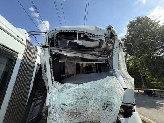 Straßenbahn stoßen zusammen - 2 in Lebensgefahr, 7 Schwer- und 14 Leichtverletzte, auch Kinder unter den Fahrgästen - Gelsenkirchen 7aIMG: 0568579 Nach dem schweren Straßenbahnunfall auf der Kurt-Schumacher-Straße in Gelsenkirchen hat Oberbürgermeisterin Andrea Henze den Betroffenen ihre Anteilnahme ausgesprochen. Sie sprach von einem ganz schrecklichen Unfall , der sie tief betroffen mache. Die Stadt unterstütze den Einsatz gemeinsam mit der Feuerwehr und werde auch im Nachgang Hilfsangebote für Betroffene prüfen. Zu den Verletzten wollte Henze mit Verweis auf die laufende Lagebewertung keine weiteren Angaben machen. Feuerwehrleiter Ansgar Stening schilderte den Einsatzverlauf. Feuerwehr und Rettungsdienst wurden gegen 12:30 Uhr zunäch Copyright: 7aktuell.dex xMarcxGruber 0568579 20260806_7a_express_20260806_3279_568579