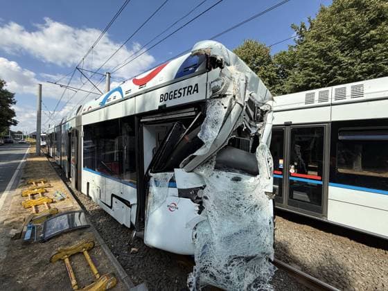 Straßenbahn stoßen zusammen - 2 in Lebensgefahr, 7 Schwer- und 14 Leichtverletzte, auch Kinder unter den Fahrgästen - Gelsenkirchen 7aIMG: 0568582 Nach dem schweren Straßenbahnunfall auf der Kurt-Schumacher-Straße in Gelsenkirchen hat Oberbürgermeisterin Andrea Henze den Betroffenen ihre Anteilnahme ausgesprochen. Sie sprach von einem ganz schrecklichen Unfall , der sie tief betroffen mache. Die Stadt unterstütze den Einsatz gemeinsam mit der Feuerwehr und werde auch im Nachgang Hilfsangebote für Betroffene prüfen. Zu den Verletzten wollte Henze mit Verweis auf die laufende Lagebewertung keine weiteren Angaben machen. Feuerwehrleiter Ansgar Stening schilderte den Einsatzverlauf. Feuerwehr und Rettungsdienst wurden gegen 12:30 Uhr zunäch Copyright: 7aktuell.dex xMarcxGruber 0568582 20260806_7a_express_20260806_3279_568582