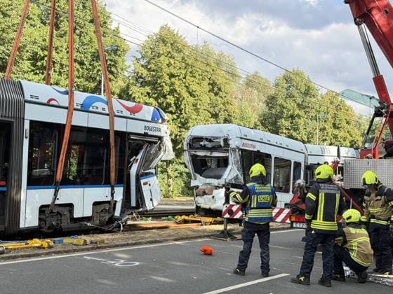 Straßenbahn stoßen zusammen - 2 in Lebensgefahr, 7 Schwer- und 14 Leichtverletzte, auch Kinder unter den Fahrgästen - Gelsenkirchen 7aIMG: 0568583 Nach dem schweren Straßenbahnunfall auf der Kurt-Schumacher-Straße in Gelsenkirchen hat Oberbürgermeisterin Andrea Henze den Betroffenen ihre Anteilnahme ausgesprochen. Sie sprach von einem ganz schrecklichen Unfall , der sie tief betroffen mache. Die Stadt unterstütze den Einsatz gemeinsam mit der Feuerwehr und werde auch im Nachgang Hilfsangebote für Betroffene prüfen. Zu den Verletzten wollte Henze mit Verweis auf die laufende Lagebewertung keine weiteren Angaben machen. Feuerwehrleiter Ansgar Stening schilderte den Einsatzverlauf. Feuerwehr und Rettungsdienst wurden gegen 12:30 Uhr zunäch Copyright: 7aktuell.dex xMarcxGruber 0568583 20260806_7a_express_20260806_3279_568583