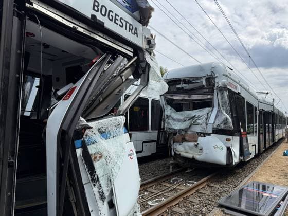 Straßenbahn stoßen zusammen - 2 in Lebensgefahr, 7 Schwer- und 14 Leichtverletzte, auch Kinder unter den Fahrgästen - Gelsenkirchen 7aIMG: 0568585 Nach dem schweren Straßenbahnunfall auf der Kurt-Schumacher-Straße in Gelsenkirchen hat Oberbürgermeisterin Andrea Henze den Betroffenen ihre Anteilnahme ausgesprochen. Sie sprach von einem ganz schrecklichen Unfall , der sie tief betroffen mache. Die Stadt unterstütze den Einsatz gemeinsam mit der Feuerwehr und werde auch im Nachgang Hilfsangebote für Betroffene prüfen. Zu den Verletzten wollte Henze mit Verweis auf die laufende Lagebewertung keine weiteren Angaben machen. Feuerwehrleiter Ansgar Stening schilderte den Einsatzverlauf. Feuerwehr und Rettungsdienst wurden gegen 12:30 Uhr zunäch Copyright: 7aktuell.dex xMarcxGruber 0568585 20260806_7a_express_20260806_3279_568585