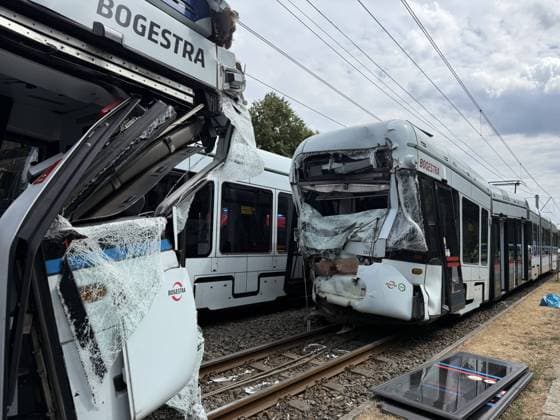 Straßenbahn stoßen zusammen - 2 in Lebensgefahr, 7 Schwer- und 14 Leichtverletzte, auch Kinder unter den Fahrgästen - Gelsenkirchen 7aIMG: 0568587 Nach dem schweren Straßenbahnunfall auf der Kurt-Schumacher-Straße in Gelsenkirchen hat Oberbürgermeisterin Andrea Henze den Betroffenen ihre Anteilnahme ausgesprochen. Sie sprach von einem ganz schrecklichen Unfall , der sie tief betroffen mache. Die Stadt unterstütze den Einsatz gemeinsam mit der Feuerwehr und werde auch im Nachgang Hilfsangebote für Betroffene prüfen. Zu den Verletzten wollte Henze mit Verweis auf die laufende Lagebewertung keine weiteren Angaben machen. Feuerwehrleiter Ansgar Stening schilderte den Einsatzverlauf. Feuerwehr und Rettungsdienst wurden gegen 12:30 Uhr zunäch Copyright: 7aktuell.dex xMarcxGruber 0568587 20260806_7a_express_20260806_3279_568587