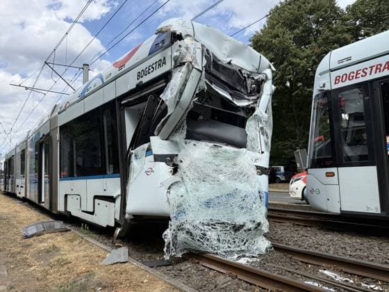 Straßenbahn stoßen zusammen - 2 in Lebensgefahr, 7 Schwer- und 14 Leichtverletzte, auch Kinder unter den Fahrgästen - Gelsenkirchen 7aIMG: 0568589 Nach dem schweren Straßenbahnunfall auf der Kurt-Schumacher-Straße in Gelsenkirchen hat Oberbürgermeisterin Andrea Henze den Betroffenen ihre Anteilnahme ausgesprochen. Sie sprach von einem ganz schrecklichen Unfall , der sie tief betroffen mache. Die Stadt unterstütze den Einsatz gemeinsam mit der Feuerwehr und werde auch im Nachgang Hilfsangebote für Betroffene prüfen. Zu den Verletzten wollte Henze mit Verweis auf die laufende Lagebewertung keine weiteren Angaben machen. Feuerwehrleiter Ansgar Stening schilderte den Einsatzverlauf. Feuerwehr und Rettungsdienst wurden gegen 12:30 Uhr zunäch Copyright: 7aktuell.dex xMarcxGruber 0568589 20260806_7a_express_20260806_3279_568589