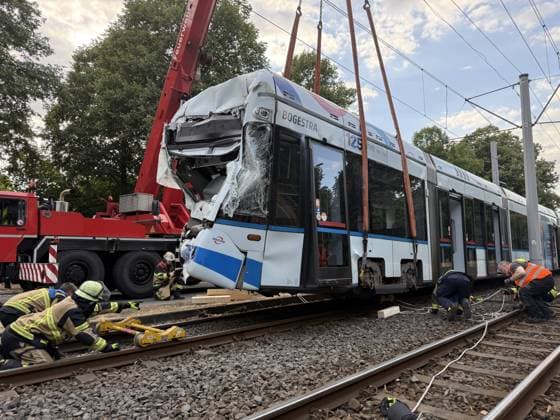 Straßenbahn stoßen zusammen - 2 in Lebensgefahr, 7 Schwer- und 14 Leichtverletzte, auch Kinder unter den Fahrgästen - Gelsenkirchen 7aIMG: 0568591 Nach dem schweren Straßenbahnunfall auf der Kurt-Schumacher-Straße in Gelsenkirchen hat Oberbürgermeisterin Andrea Henze den Betroffenen ihre Anteilnahme ausgesprochen. Sie sprach von einem ganz schrecklichen Unfall , der sie tief betroffen mache. Die Stadt unterstütze den Einsatz gemeinsam mit der Feuerwehr und werde auch im Nachgang Hilfsangebote für Betroffene prüfen. Zu den Verletzten wollte Henze mit Verweis auf die laufende Lagebewertung keine weiteren Angaben machen. Feuerwehrleiter Ansgar Stening schilderte den Einsatzverlauf. Feuerwehr und Rettungsdienst wurden gegen 12:30 Uhr zunäch Copyright: 7aktuell.dex xMarcxGruber 0568591 20260806_7a_express_20260806_3279_568591