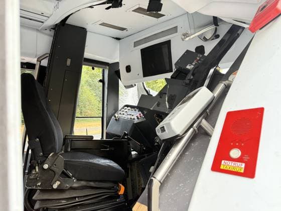 Straßenbahn stoßen zusammen - 2 in Lebensgefahr, 7 Schwer- und 14 Leichtverletzte, auch Kinder unter den Fahrgästen - Gelsenkirchen 7aIMG: 0568602 Nach dem schweren Straßenbahnunfall auf der Kurt-Schumacher-Straße in Gelsenkirchen hat Oberbürgermeisterin Andrea Henze den Betroffenen ihre Anteilnahme ausgesprochen. Sie sprach von einem ganz schrecklichen Unfall , der sie tief betroffen mache. Die Stadt unterstütze den Einsatz gemeinsam mit der Feuerwehr und werde auch im Nachgang Hilfsangebote für Betroffene prüfen. Zu den Verletzten wollte Henze mit Verweis auf die laufende Lagebewertung keine weiteren Angaben machen. Feuerwehrleiter Ansgar Stening schilderte den Einsatzverlauf. Feuerwehr und Rettungsdienst wurden gegen 12:30 Uhr zunäch Copyright: 7aktuell.dex xMarcxGruber 0568602 20260806_7a_express_20260806_3279_568602