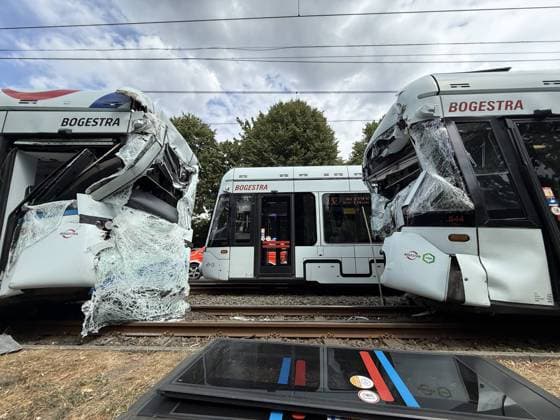 Straßenbahn stoßen zusammen - 2 in Lebensgefahr, 7 Schwer- und 14 Leichtverletzte, auch Kinder unter den Fahrgästen - Gelsenkirchen 7aIMG: 0568577 Nach dem schweren Straßenbahnunfall auf der Kurt-Schumacher-Straße in Gelsenkirchen hat Oberbürgermeisterin Andrea Henze den Betroffenen ihre Anteilnahme ausgesprochen. Sie sprach von einem ganz schrecklichen Unfall , der sie tief betroffen mache. Die Stadt unterstütze den Einsatz gemeinsam mit der Feuerwehr und werde auch im Nachgang Hilfsangebote für Betroffene prüfen. Zu den Verletzten wollte Henze mit Verweis auf die laufende Lagebewertung keine weiteren Angaben machen. Feuerwehrleiter Ansgar Stening schilderte den Einsatzverlauf. Feuerwehr und Rettungsdienst wurden gegen 12:30 Uhr zunäch Copyright: 7aktuell.dex xMarcxGruber 0568577 20260806_7a_express_20260806_3279_568577