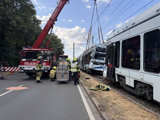 Straßenbahn stoßen zusammen - 2 in Lebensgefahr, 7 Schwer- und 14 Leichtverletzte, auch Kinder unter den Fahrgästen - Gelsenkirchen 7aIMG: 0568590 Nach dem schweren Straßenbahnunfall auf der Kurt-Schumacher-Straße in Gelsenkirchen hat Oberbürgermeisterin Andrea Henze den Betroffenen ihre Anteilnahme ausgesprochen. Sie sprach von einem ganz schrecklichen Unfall , der sie tief betroffen mache. Die Stadt unterstütze den Einsatz gemeinsam mit der Feuerwehr und werde auch im Nachgang Hilfsangebote für Betroffene prüfen. Zu den Verletzten wollte Henze mit Verweis auf die laufende Lagebewertung keine weiteren Angaben machen. Feuerwehrleiter Ansgar Stening schilderte den Einsatzverlauf. Feuerwehr und Rettungsdienst wurden gegen 12:30 Uhr zunäch Copyright: 7aktuell.dex xMarcxGruber 0568590 20260806_7a_express_20260806_3279_568590