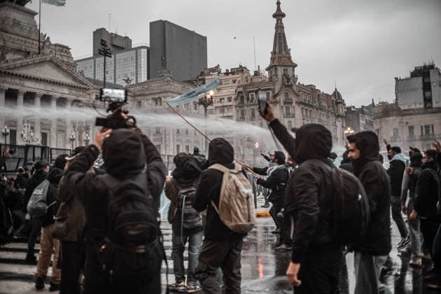 August 6, 2026, Caba, Buenos Aires, Argentina: Argentine security forces confront demonstrators outside the National Congress in Buenos Aires as the Senate debates the so-called Inviolability of Private Property bill. The protest took place amid heavy security and barriers surrounding the congressional building. Caba Argentina - ZUMAf175 20260806_zip_f175_005 Copyright: xDaniellaxFernandezxRealinx