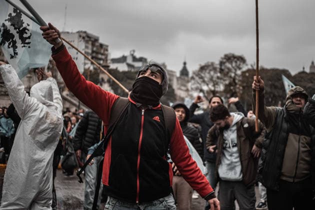 August 6, 2026, Caba, Buenos Aires, Argentina: Argentine security forces confront demonstrators outside the National Congress in Buenos Aires as the Senate debates the so-called Inviolability of Private Property bill. The protest took place amid heavy security and barriers surrounding the congressional building. Caba Argentina - ZUMAf175 20260806_zip_f175_006 Copyright: xDaniellaxFernandezxRealinx