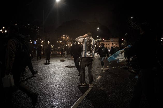 August 6, 2026, Caba, Buenos Aires, Argentina: Argentine security forces confront demonstrators outside the National Congress in Buenos Aires as the Senate debates the so-called Inviolability of Private Property bill. The protest took place amid heavy security and barriers surrounding the congressional building. Caba Argentina - ZUMAf175 20260806_zip_f175_013 Copyright: xDaniellaxFernandezxRealinx
