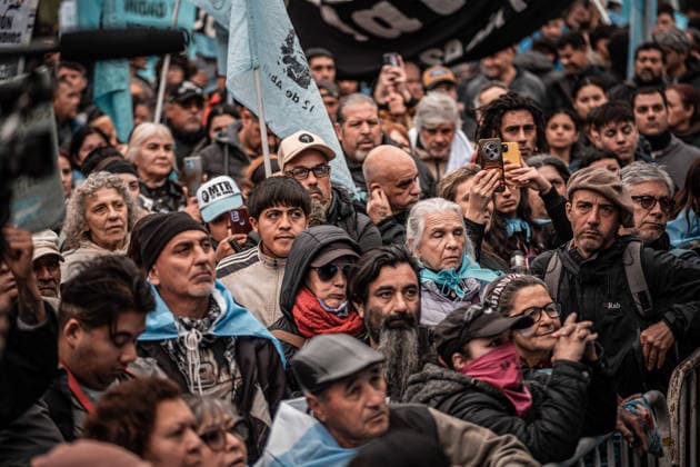 August 6, 2026, Caba, Buenos Aires, Argentina: Argentine security forces confront demonstrators outside the National Congress in Buenos Aires as the Senate debates the so-called Inviolability of Private Property bill. The protest took place amid heavy security and barriers surrounding the congressional building. Caba Argentina - ZUMAf175 20260806_zip_f175_023 Copyright: xDaniellaxFernandezxRealinx