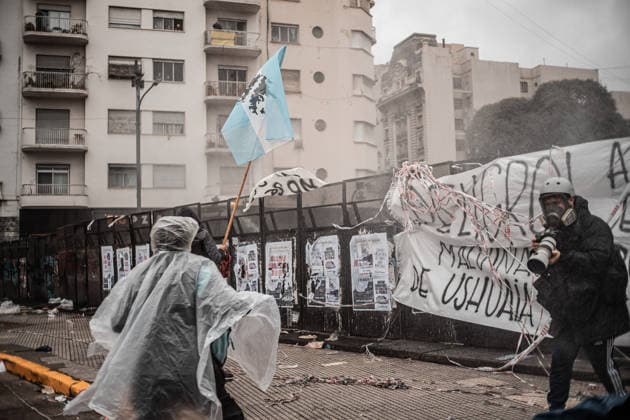 August 6, 2026, Caba, Buenos Aires, Argentina: Argentine security forces confront demonstrators outside the National Congress in Buenos Aires as the Senate debates the so-called Inviolability of Private Property bill. The protest took place amid heavy security and barriers surrounding the congressional building. Caba Argentina - ZUMAf175 20260806_zip_f175_028 Copyright: xDaniellaxFernandezxRealinx