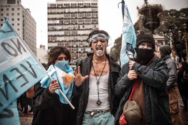 August 6, 2026, Caba, Buenos Aires, Argentina: Argentine security forces confront demonstrators outside the National Congress in Buenos Aires as the Senate debates the so-called Inviolability of Private Property bill. The protest took place amid heavy security and barriers surrounding the congressional building. Caba Argentina - ZUMAf175 20260806_zip_f175_047 Copyright: xDaniellaxFernandezxRealinx