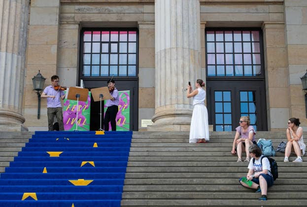 (260807) -- BEIJING, Aug. 7, 2026 -- Musicians from the Orchestra of the Zhejiang Conservatory of Music perform during a flash mob activity at the Konzerthaus Berlin in Berlin, Germany, Aug. 5, 2026. Orchestra of the Zhejiang Conservatory of Music took the stage on Wednesday at the Konzerthaus Berlin, delivered a captivating performance at the Young Euro Classic 2026. During its stay, the orchestra also staged a series of flash mob performances. ) XINHUA PHOTOS OF THE DAY ZhangxHaofu 