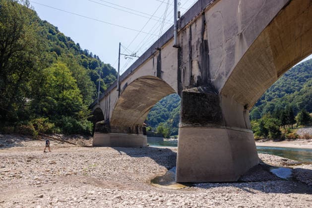 Drought in Slovenia - 06 Aug 2026 A mostly dry riverbed of Savinja river near its confluence with Sava river is seen in Zidani Most. Slovenia faces record low water levels due to longlasting drought and a recent heatwave, causing the Kröko Nuclear Power Plant to reduce power and a temporary suspension of fishing on several rivers. Zidani Most Slovenia Copyright: xLukaxDakskoblerx xSOPAxImagesx LUDAKS-6879