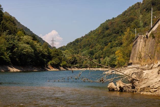Drought in Slovenia - 06 Aug 2026 The low water level of Sava river is seen in Zidani Most. Slovenia faces record low water levels due to longlasting drought and a recent heatwave, causing the Kröko Nuclear Power Plant to reduce power and a temporary suspension of fishing on several rivers. Zidani Most Slovenia Copyright: xLukaxDakskoblerx xSOPAxImagesx LUDAKS-6994