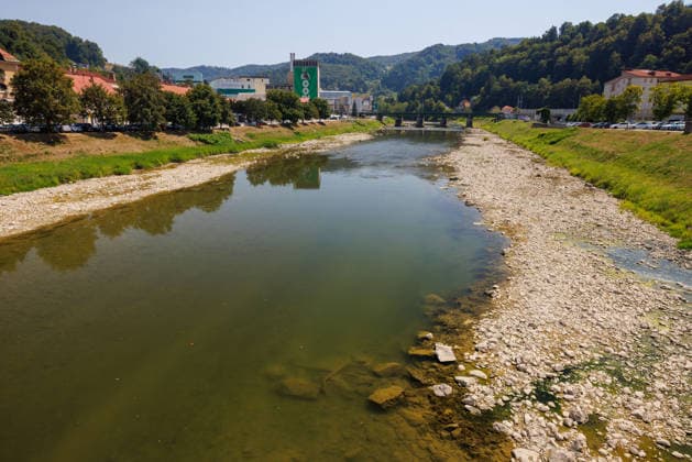 Drought in Slovenia - 06 Aug 2026 The low water level of Savinja river is seen in Laöko. Slovenia faces record low water levels due to longlasting drought and a recent heatwave, causing the Kröko Nuclear Power Plant to reduce power and a temporary suspension of fishing on several rivers. Laöko Slovenia Copyright: xLukaxDakskoblerx xSOPAxImagesx LUDAKS-7338