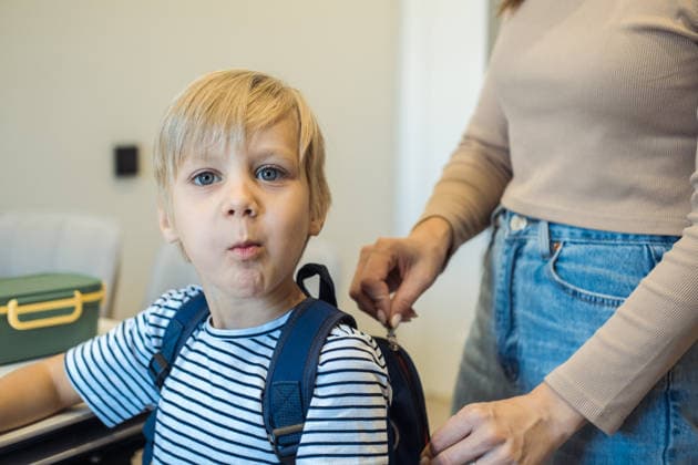 Eine Frau packt eine Brotdose in den Rucksack ihres siebenjährigen Sohnes. A woman puts a lunchbox into her seven-year-old son s backpack. Hands close up. (License=RF) ,model released, Symbolfoto Copyright: xZoonar.com RaisaxKanarevax 25345102 ,model released, Symbolfoto ,property released