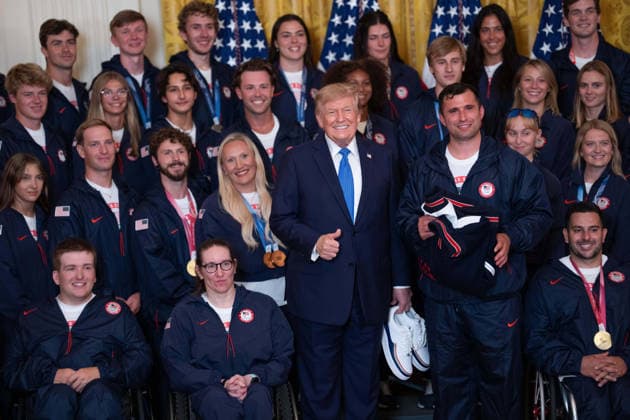 August 6, 2026, Washington, District Of Columbia, USA: United States President Donald J Trump poses for a photo with U.S. Olympic athletes in the East Room of the White House in Washington, DC, USA, on Thursday, August 6, 2026. President Trump is hosting a ceremony for Team USA Olympians who competed in the 2026 Olympic Winter Games in Italy Washington USA - ZUMAs152 20260806_faa_s152_116 Copyright: xAaronxSchwartzx-xPoolxviaxCNPx