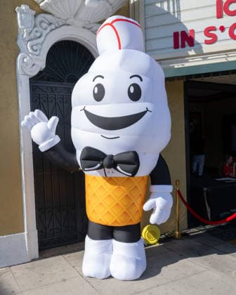 August 6, 2026, Los Angeles, California, USA: Exterior view of The Vista Theater Eli Roth s ICE CREAM MAN Los Angeles red carpet premiere. Los Angeles USA  - ZUMAb173 20260806_aap_b173_042 Copyright: xBillyxBennightx