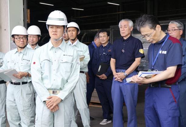 Aftermath of strong earthquake in Kumamoto Photo taken on Aug. 6, 2026, shows Japanese Agriculture, Forestry and Fisheries Minister Norikazu Suzuki (front, L) being briefed about damage to a pear farm in Hikawa, Kumamoto Prefecture, caused by a powerful earthquake that struck the southwestern Japan prefecture on July 28. Many Japanese pears were shaken from the trees by the quake ahead of the harvest season.  A14AA0005625301P