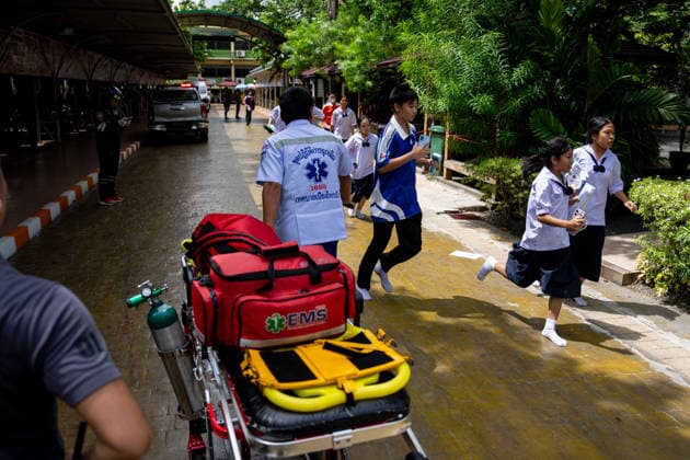 (260807) -- NONTHABURI, Aug. 7, 2026 -- Students are evacuated from the site of a school shooting in Nonthaburi Province, Thailand, on Aug. 7, 2026. A school shooting occurred Friday morning in Nonthaburi Province, Thailand, leaving at least 7 people dead and 15 injured, Thai media reported. The deceased include three teachers, three students, and the gunman, according to the province s disaster prevention and mitigation office. (SpotNews)THAILAND-NONTHABURI-SHOOTING-DEATH TOLL SunxWeitong 