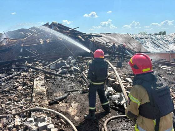 News Bilder des Tages Russian missile attack in Ukraine s Balakliia BALAKLIIA, UKRAINE - AUGUST 7: (----EDITORIAL USE ONLY - MANDATORY CREDIT - STATE EMERGENCY SERVICE OF UKRAINE HANDOUT - NO MARKETING NO ADVERTISING CAMPAIGNS - DISTRIBUTED AS A SERVICE TO CLIENTS----) Firefighters work to extinguish a fire at a damaged building following Russian missile strikes in Balakliia, Kharkiv region, Ukraine, on August 7, 2026. Six people were injured as the strikes sparked two separate fires, burning a shop, garage, vehicle and the roof of an educational institution, while a medical facility, apartment buildings and private homes were also damaged. State Emergency Service of Ukraine Handout Anadolu Balakliia Ukraine. Editorial use only. Please get in touch for a  Copyright: x2026xAnadoluxStatexEmergencyxServicexofxUkrainex xHandoutx
